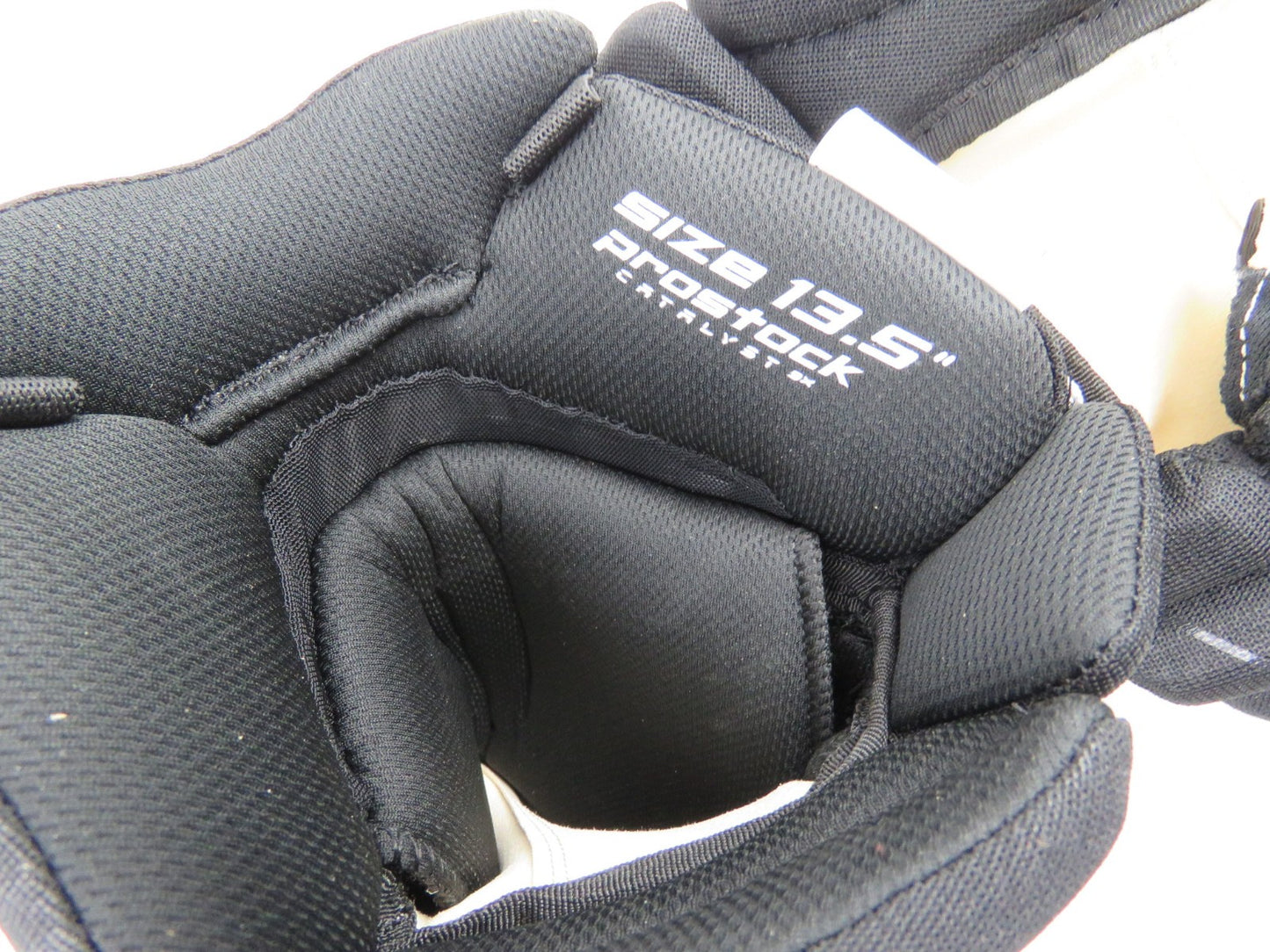 New TRUE NHL Pro Stock Los Angeles Kings Hockey Gloves Senior Size 13.5" Black